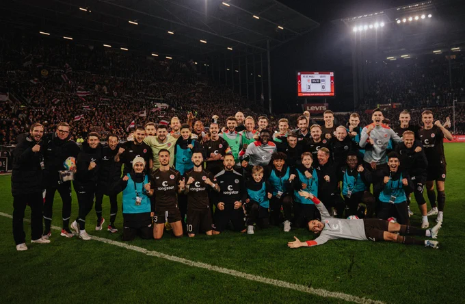 Die Mannschaft des FC St. Pauli nach dem Derbysieg gegen den HSV. 