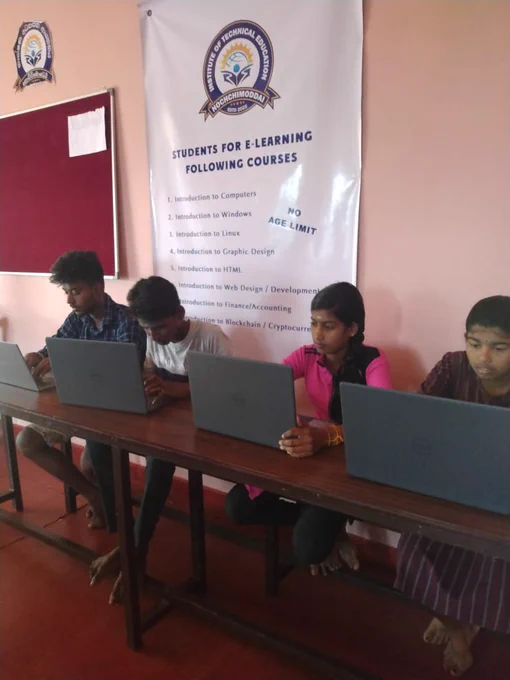 Ioten nochchimoddai. Learning how to use laptops. Word lessons.
