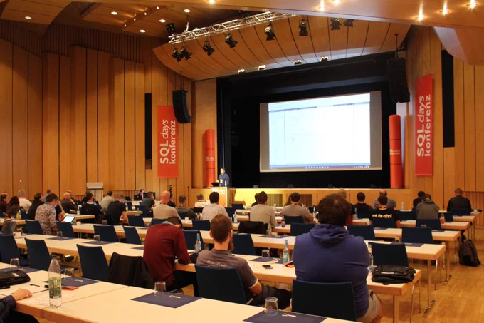 Erste Session im großen Saal (einer von 3) mit ppedv Trainer Andreas Rauch.