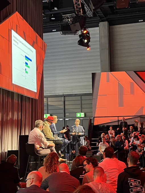 Paneldiskussion zum Thema Open Source in der Verwaltung. Volle Publikumsränge.