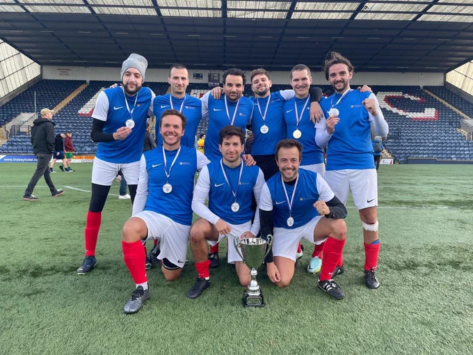 Équipe de foot Microsoft France sur un terrain de foot