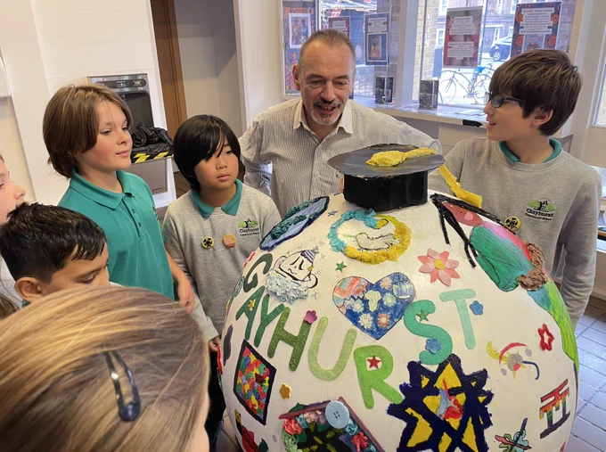 Cllr Chris Kennedy with students from Gayhurst School. The World Reimagined art education project has brought a free trail of globes to Hackney’s streets located at key locations, including Dalston Curve Garden, Ridley Road Market, St John’s Churchyard, and Hackney Bridge. 