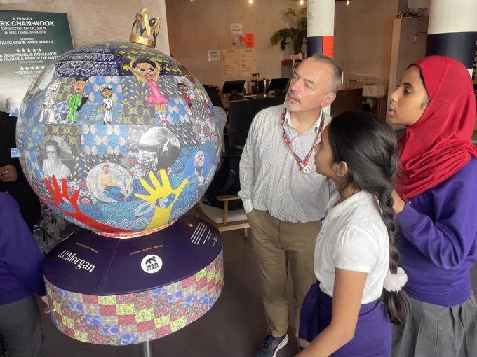 Cllr Chris Kennedy with students from Kingsmead Primary School. Residents and visitors to Hackney are invited to take a journey of discovery across the borough by following a trail of globe sculptures that explores shared history, with the aim of making racial justice a reality.