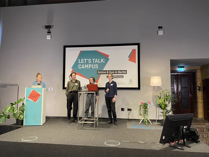 Das Foto zeigt Mitwirkende des Student Advisory Boards auf der Bühne von Let‘s Talk:Campus.