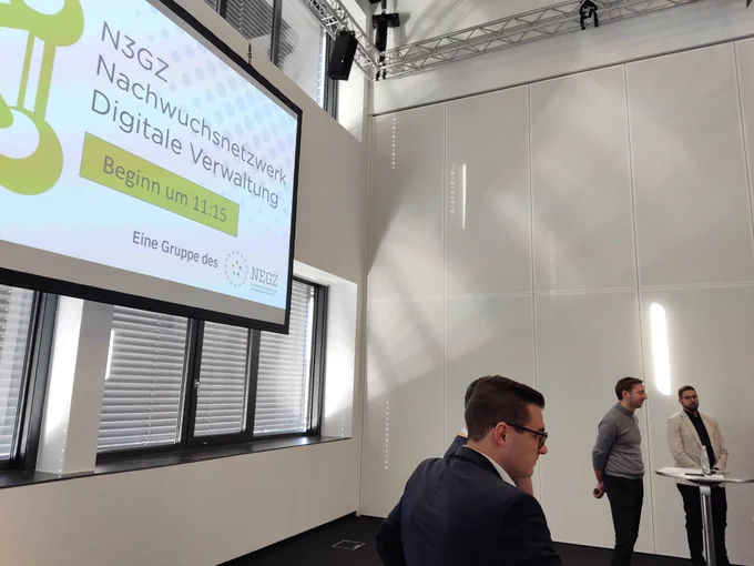Bild der Moderatoren vor einer Präsentationsfolie mit Hinweis auf das n3gz Nachwuchsnetzwerk 