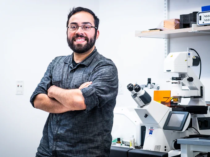 In his lab, Ramirez (CAS’10), a BU College of Arts & Sciences assistant professor of psychological and brain sciences, examines the neural circuits controlling memory and looks for ways to modulate them. His goal is to shape memories to help treat depression, post-traumatic stress disorder, and other mental health disorders.