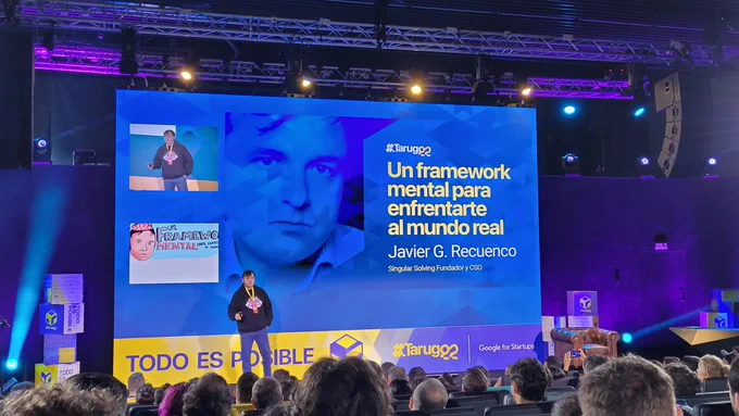 Javier empezando la charla