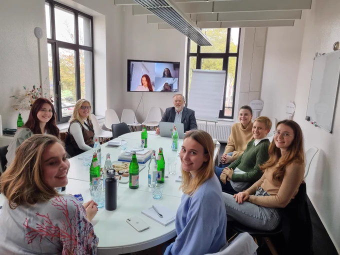 Bereits zum 3. Mal - nach 2017 und 2020 - kooperiert die styleranking media GmbH mit der Hochschule Macromedia | Macromedia University of Applied Sciences am Standort Köln. Am Freitag haben wir insgesamt sieben Themen zur Analyse in Auftrag gegeben, die die Studierenden in den kommenden Monaten bearbeiten werden. Schon seit Unternehmensbestehen im Jahr 2007 gibt es jedes Jahr eine Hochschulkooperation. Neben der fachlichen Expertise entstehen immer auch jahrelange, exzellente Kontakte, denn die Master-Studierenden bekleiden im Anschluss häufig exzellente Jobs und bleiben unserer Company verbunden.

In diesem Jahr reichen die Themen von unternehmensstrategischen Herausforderungen bis hin zur Antizipation von Zukunftsentwicklungen im #influencermarketing . Unter anderem freuen wir uns, wenn Modelle und Arbeitsprozesse vergleichbarer Corporates - zum Beispiel von Consulting-Unternehmen - auf das daily business einer ambitionierten Agency adaptiert werden.