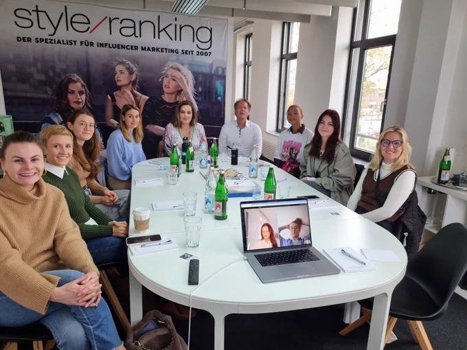 Vielen Dank an Prof. Dr. Ralf Spiller für die Möglichkeit. Und an die 18 Kursteilnehmer:innen, die uns supporten werden: Wir freuen uns sehr auf die Zusammenarbeit.

#hochschulkooperation #agencylife #strategy #consulting
#macromedia #business #work #media #university