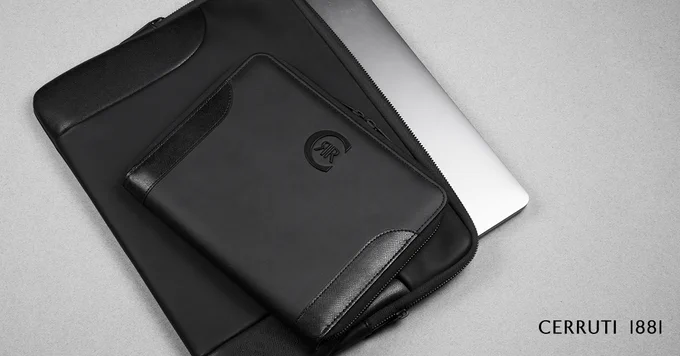 Cerruti 1881 | Conference folder A5 | Forbes | Black
Impeccably crafted in an exquisite soft matte black vegan leather blended with a black textured leather and adorned by a distinctive matte black Cerruti 1881 metal plate, the Forbes A5 zipped conference folder is resolutely masculine and modern.

https://b2bgiftsshop.com/en-tw/products/conference-folder-a5-forbes-black

#cerruti1881 #cerruti1881conferencefolder #cerruti1881會議文件夾 #conferencefolder #forbes #A5 #corporategiftsforclients #giftforhim

