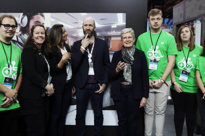 La ministre Geneviève Darrieussecq en compagnie de Jérôme Dupire, président de CapGame, de Ina Gelbert, directrice de Xbox France et de jeunes accueillant les visiteurs en situation de handicap sur les stands.