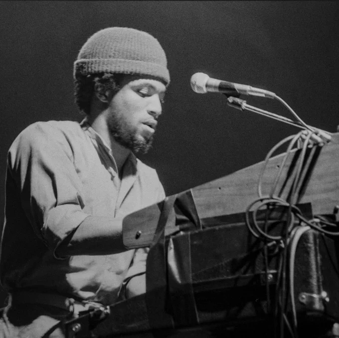 Tecladista tocando 