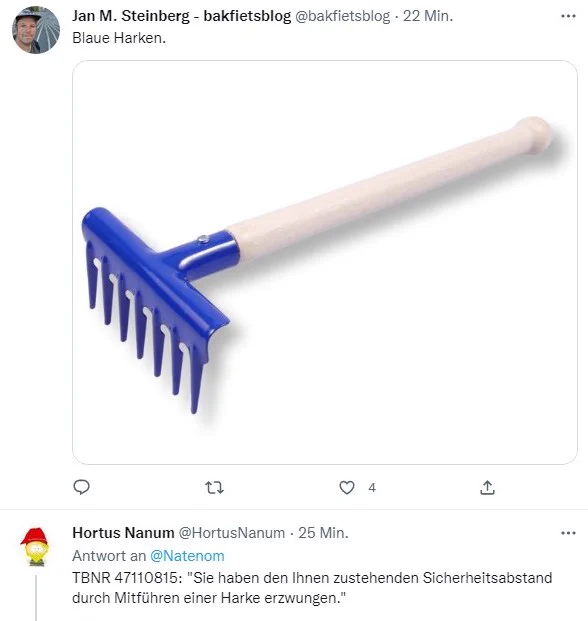 Twitter-Timeline-Ausschnitt: Bild einer blauen Hand-Harke über einem ganz anderen Beitrag einer fiktiven Tatbestandsnummer "Sie haben den Ihnen zustehenden Sicherheitsabstand durch Mitführen einer harke erzwungen."