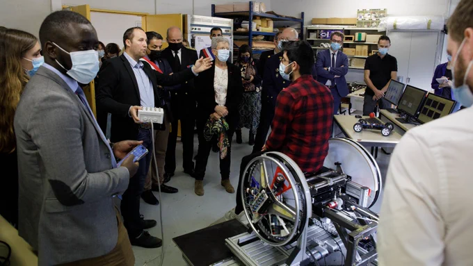 Une démonstration d'évaluation d'un fauteuil roulant est effectuée dans le cadre de la visite du CERAH à Woippy.