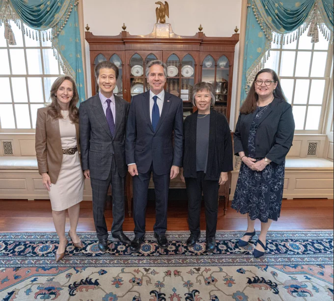 Secretary Blinken poses for a photo with U.S. APEC Business Advisory Council (ABAC) members. 