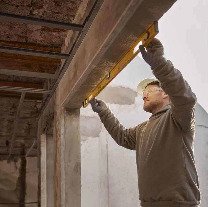 A Pro using a STANLEY® level on a jobsite. 