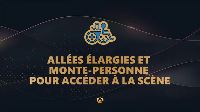 Allées élargies et monte-personne pour accéder à la scène