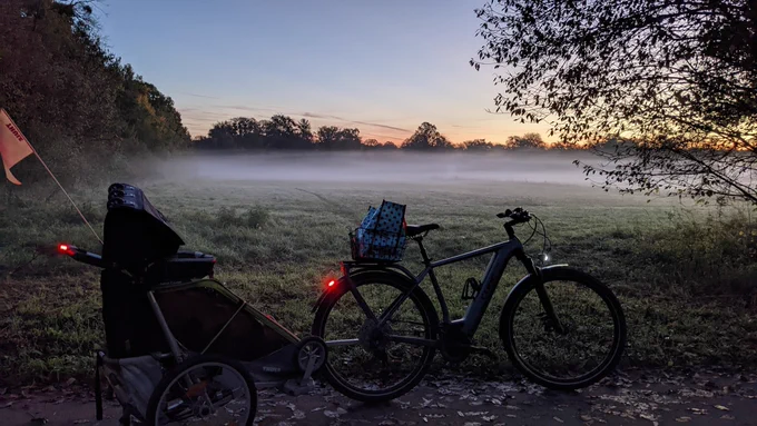 Rad mit Anhänger vor Morgenstimmung