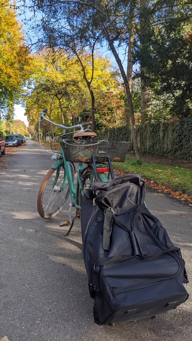 Radl mit Rollkoffer