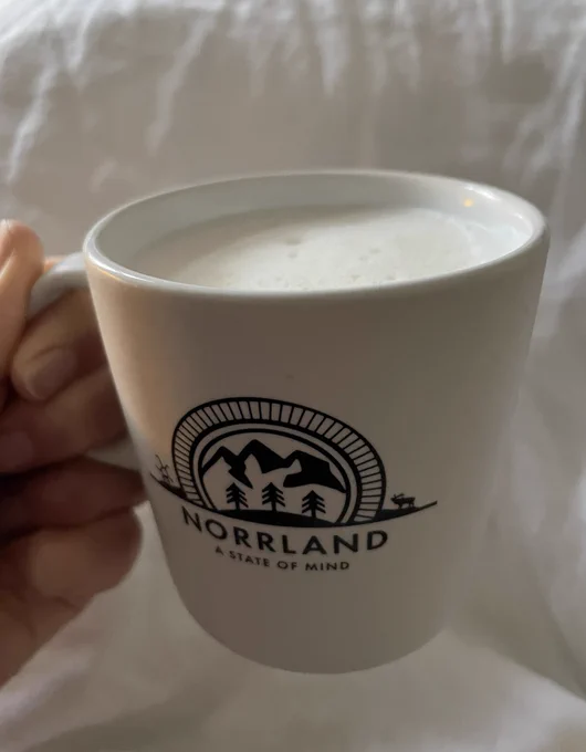 Eine mittelgroße Tasse Kaffee mit Hafermilchsschaum. Aufdruck Norrland a state of mind.