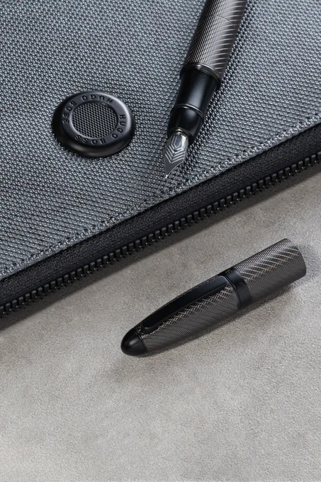 HUGO BOSS | Conference folder A5 | Gleam
Impeccably tailored in a dark grey grained texture and featuring a distinctive soft black signature plate, this A5 zipped conference folder is resolutely masculine and modern.

https://b2bgiftsshop.com/products/conference-folder-a5-gleam

#hugoboss #hugobossconferencefolder #hugoboss會議文件夾 #gleam #conferencefolder #A5 #A4 #corporategiftsforclients #giftforhim #會議文件夾
