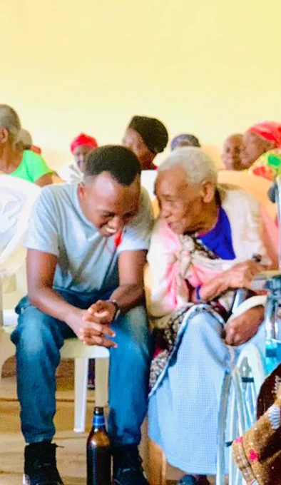 Granny 👵 chat during Intwaza visit by Aerg UNR🥰