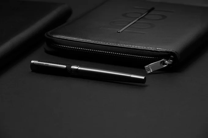 CERRUTI 1881 | HORTON | CONFERENCE FOLDER
The "Horton" zipped folder is made of very luxurious grained material. Its originality comes from the oversized logo rendering, with a large embossed 1881 adorned by a long, engraved logo plate. The zipper pullers also feature the 1881 logo. Fashionable, luxurious and practical for organizing all sorts of documents, it is available in 2 sizes: A4 & A5.

https://b2bgiftsshop.com/en-cn/products/conference-folder-zip-a4-horton-black

#cerruti1881 #cerruti1881conferencefolder #cerruti1881會議文件夾 #conferencefolder #會議文件夾

#horton #corporategiftsforclients #giftforhim