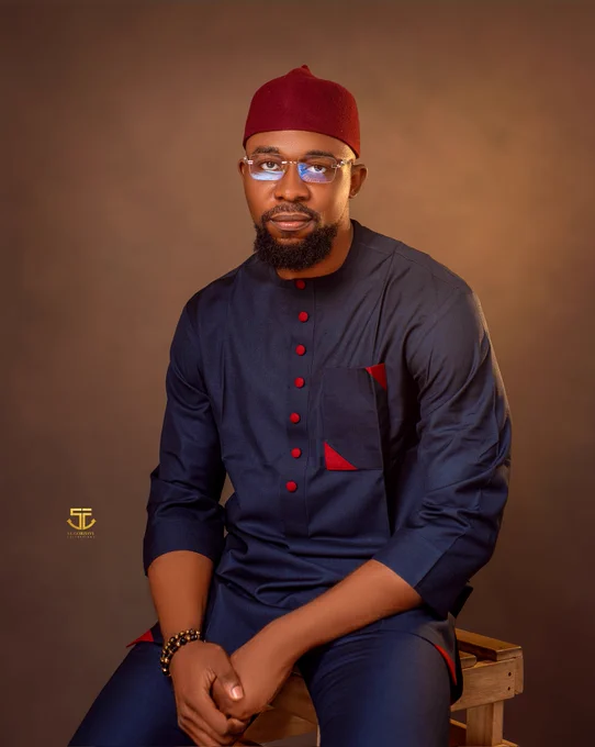 Me looking like I'm running for office, meanwhile shi shi I no get. 😩