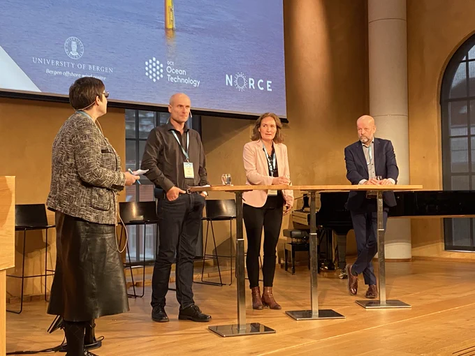 Moderator Kristin Guldbrandsen Frøysa bringing the first session to a close together with Atle Blomgren, NORCE, Sigrid Eskeland Schütz, UiB, and Jan Fredrik Stadaas, Equinor. Foto/ill.: GCE Ocean Technology/Karianne Kojen Andersen