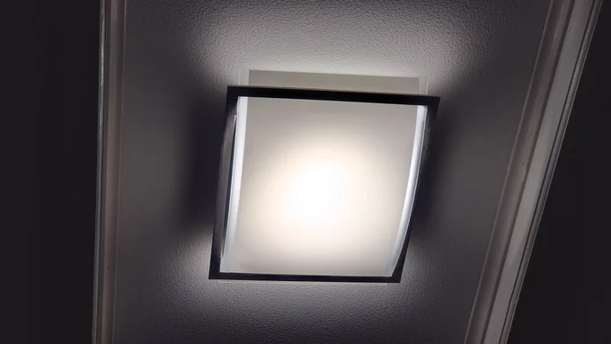 Een rechthoekige plafoniere met glas en aluminium
