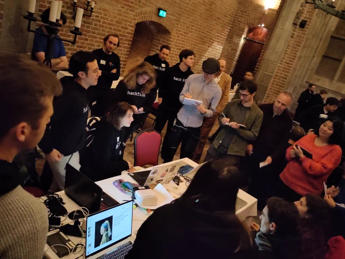 De jury luistert naar een presentatie tijdens de HackaLOD 