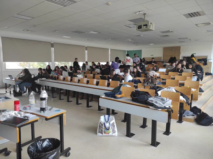 Les étudiants finalisent leur projet dans un amphi de l'université de Lorraine 