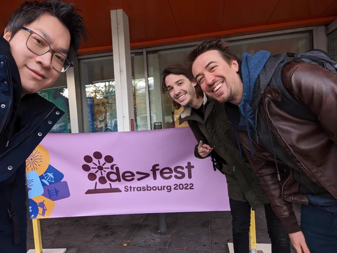 La team Decathlon devant la bannière du DevFest Strasbourg