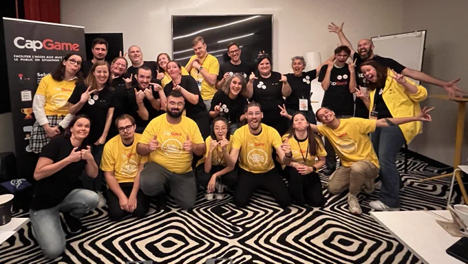 Equipe accessibilité de la Paris Games Week, photo de groupe avec 25 personnes en tee shirts jaunes et noirs