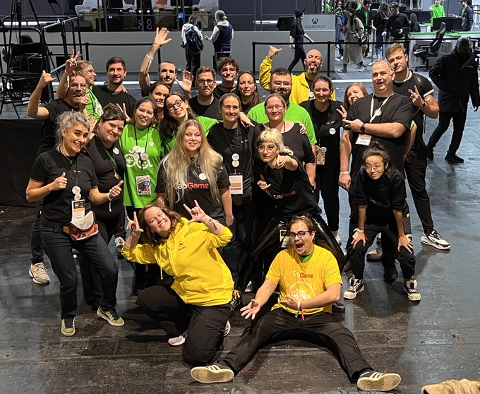 Equipe accessibilité, photo de 20 personnes avec les tee shirts verts, jaunes et noirs