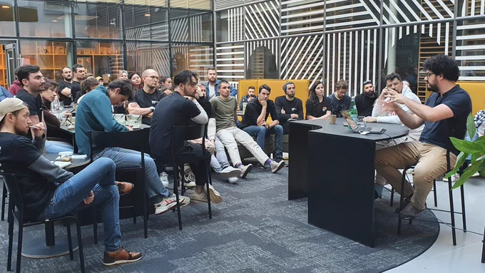Photo de Nicolas Filzi pendant sa masterclass NoCode, devant le public du Startup Weekend Nantes