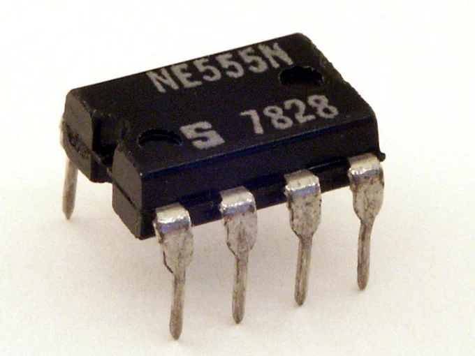 555 chip. Image by Stefan506