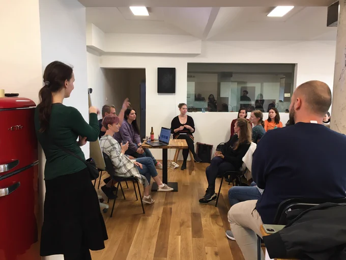 Vlevo vpředu se o vysokou retro lednici elegantně opírá Ivana Marvanová – organizátorka Research Tuesday.