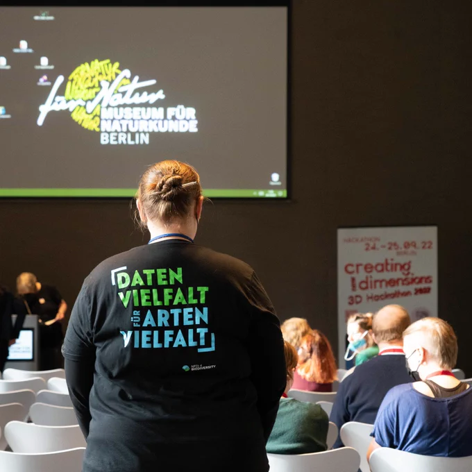 Shirt mit Aufschrift "Datenvielfalt für Artenvielfalt" beim Finale des 3DHackathons Creating New Dimensions im MfN Berlin, Foto: Eran Wolff/MfN Berlin