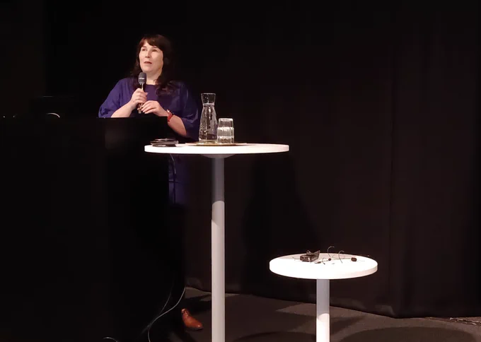 Hanna Niemi-Hugaerts, TIEKEn toiminnanjohtaja puhuu mikrofoniin.