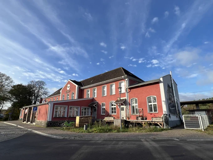 Foto vom Gebäude des Verstehbahnhof vor blauem Himmel