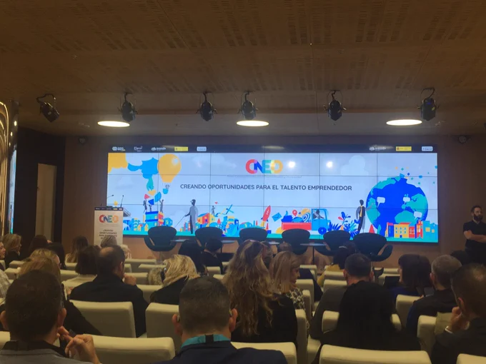 Fotografía del salón de actos y panel unos minutos antes de empezar  el primer Congreso nacional sobre emprendimiento y discapacidad