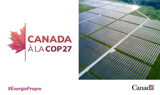 Demi feuille d’érable rouge avec les mots Canada à la COP27. Photo de panneaux solaires au Canada. 