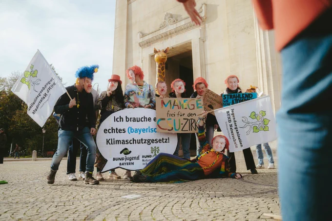 Politikclowns mit Södermaske vom Bund Naturschutz Ich brauche ein echtes bayerisches Klimaschutzgesetz. Manege frei für den CSU-Zirkus
