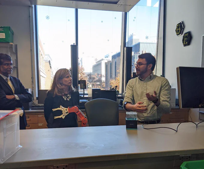 Mike Patterson does a demo for President Liz Magill and Dean Vijay Kumar.