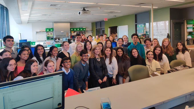 Penn President Liz Magill poses with BE students in the lab.