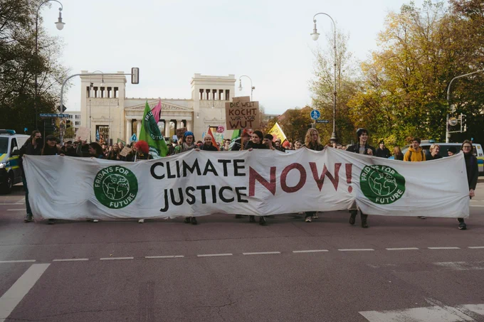 Demozug vorm Königsplatz: Climate Justice Now!