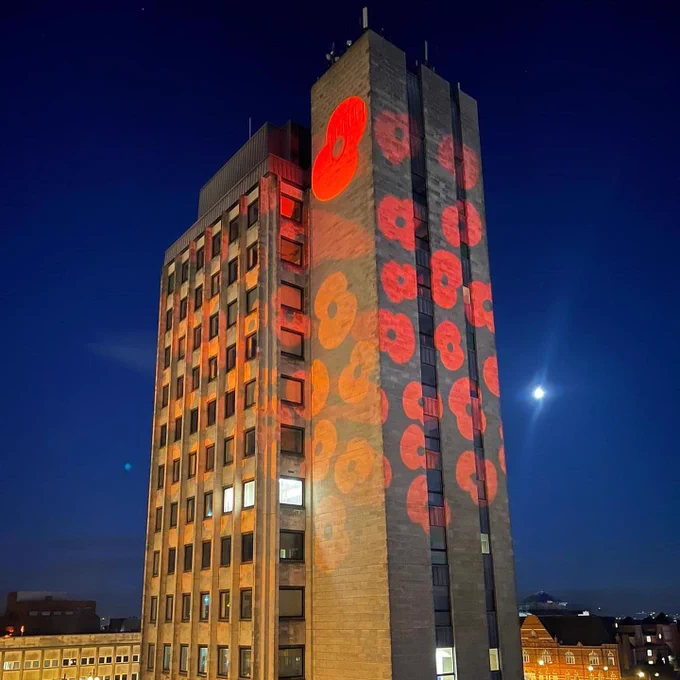 Oldham’s Civic Centre tower is lit with poppies

#Remembrance #Armistice #ArmisticeDay