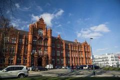 Image shows Peel Building in the sunshine
