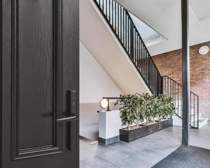 Q-SMART fingerprint door handle in black finish